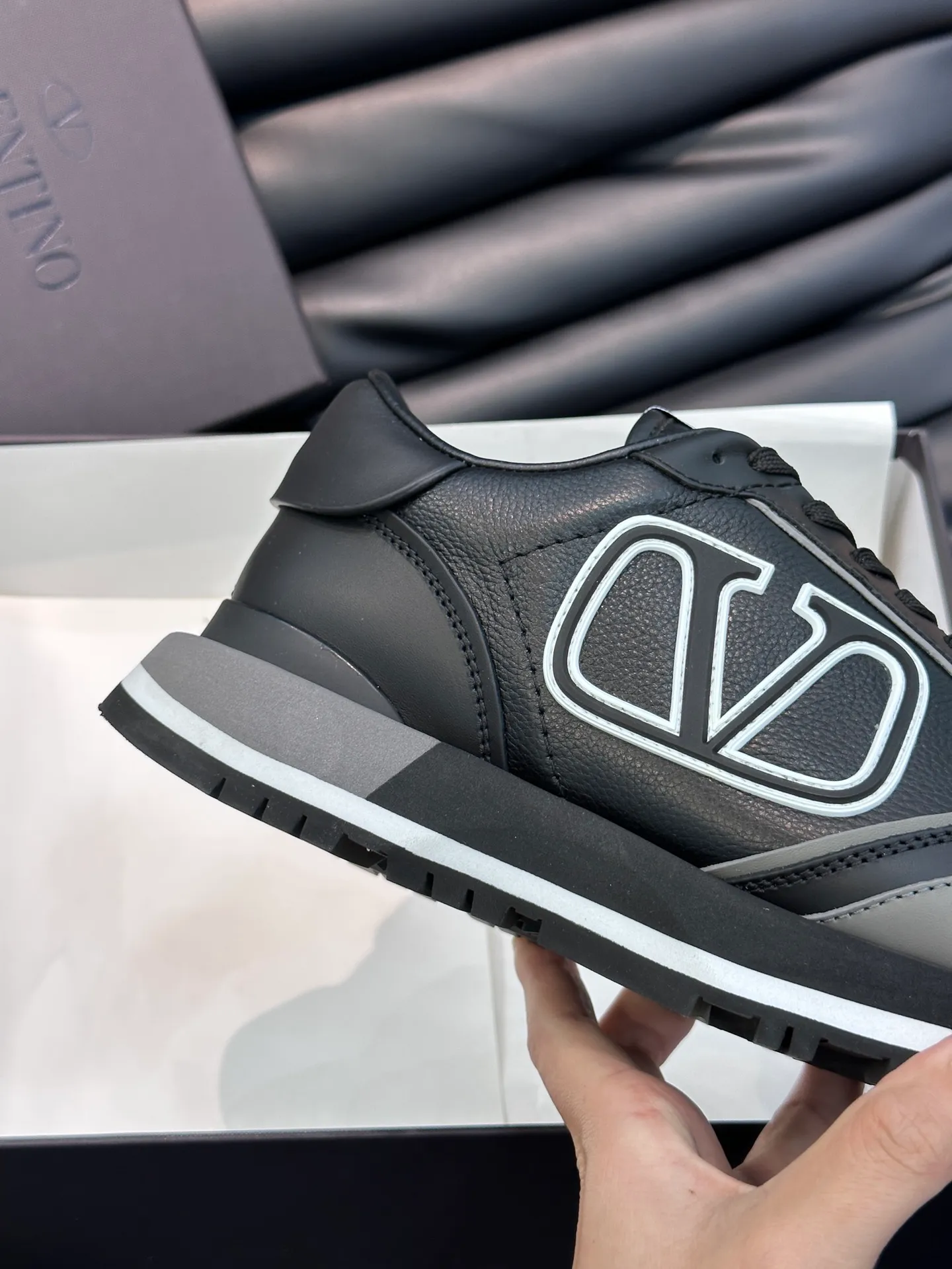P540💰 Product trademark: VALENTINO "Valentino" Regular size: 38-44 [45 customized] Product material: Warren men's casual sports shoes, made of imported first-layer cowhide, with brand emblem on the tongue, rivet rubber outsole, non-slip, wear-resistant and shock-absorbing, cowhide lining foot pads, comfortable and breathable, with original box packaging equation bag!